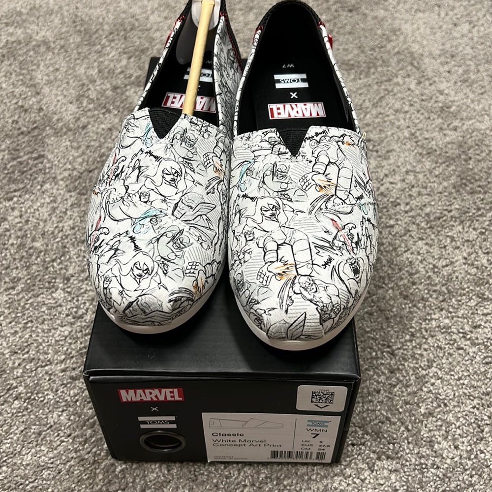 NIB slip on alpargata Marvel x TOMS 7W